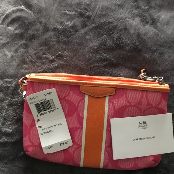 Small brand new Coach leather wristlet - Picture 2 of 11